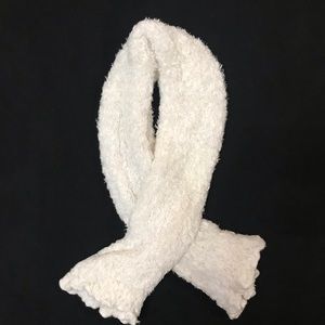 Women’s Fuzzy Scarf White 2 ways to wear. Used Excellent Condition